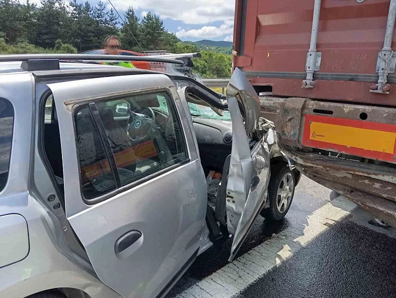 TEM’de otomobil tıra çarptı: 5 yaralı
