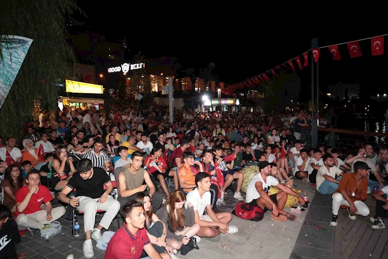 Zonguldak’ta dev ekranda milli maç coşkusu yaşadılar
