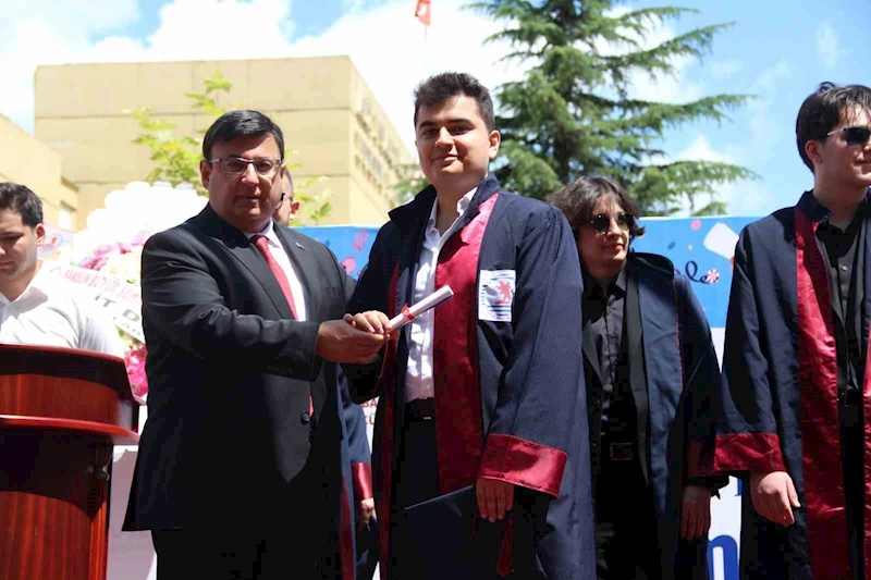 Başsavcı, hukuk fakültesinden mezun olan oğluna diplomasını kendisi teslim etti
