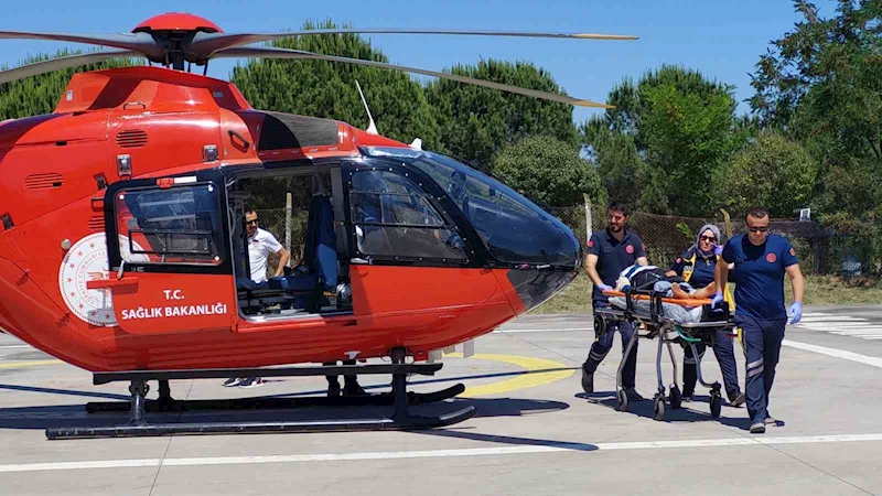 Samsun’da kazada yaralanan yaşlı kadın ambulans helikopterle hastaneye sevk edildi
