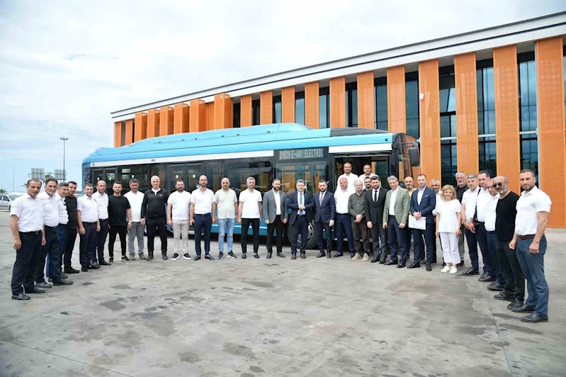 Başkan Genç, elektrikli otobüsü sürerek test etti
