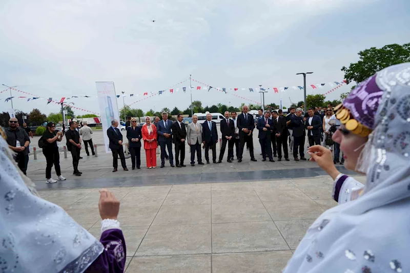 155 bin kişi ilmek ilmek örecek, ilk ilmeği Bakan Ersoy attı
