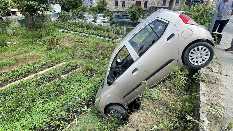 Rize’de bariyerleri aşarak bahçe ile kaldırım arasında asılı kaldı
