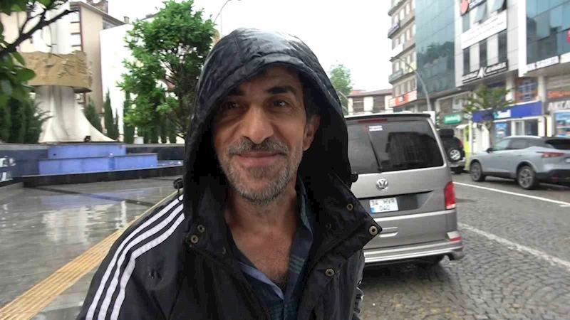 Bedava yağmur boşa gitmedi, aracını yıkadı
