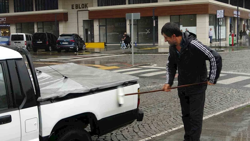 Bedava yağmur boşa gitmedi, aracını yıkadı
