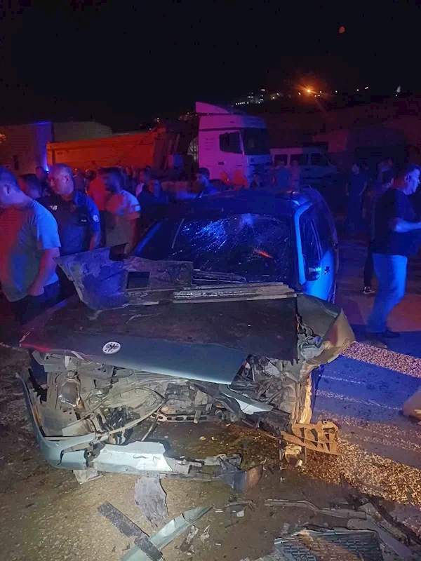 2 otomobil kafa kafaya çarpıştı, 1 yaralı
