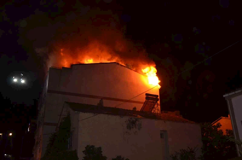 Bafra’da ev yangını: Çatı katı alevlere teslim oldu
