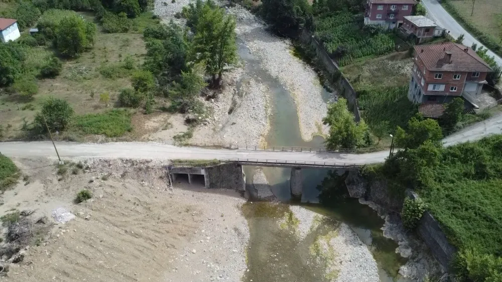 Köprü yıkılmak üzere… İki köy diken üstünde…