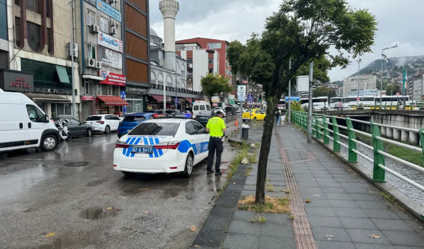 Sağanak yağmur nöbet tutturdu.