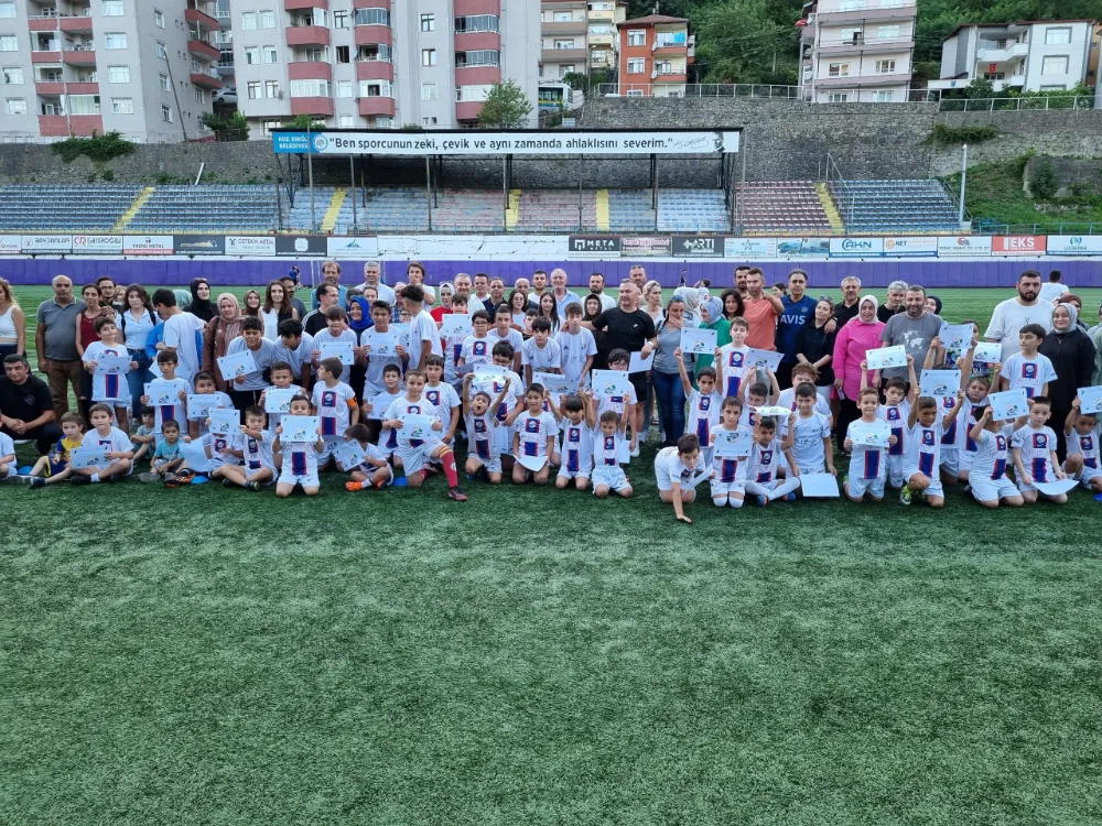 Performance Futbol Akademi 5 - 13 yaş arası yaz okulu sertifika töreni gerçekleştirildi.