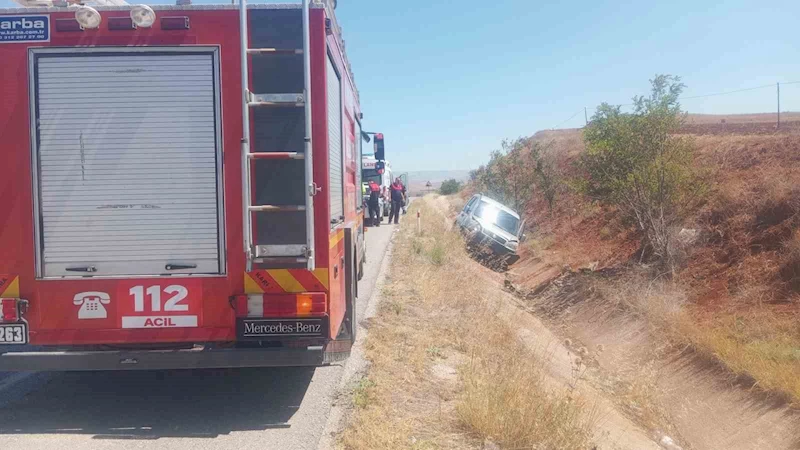 Kontrolden çıkan hafif ticari araç su sanalına uçtu: 2 yaralı
