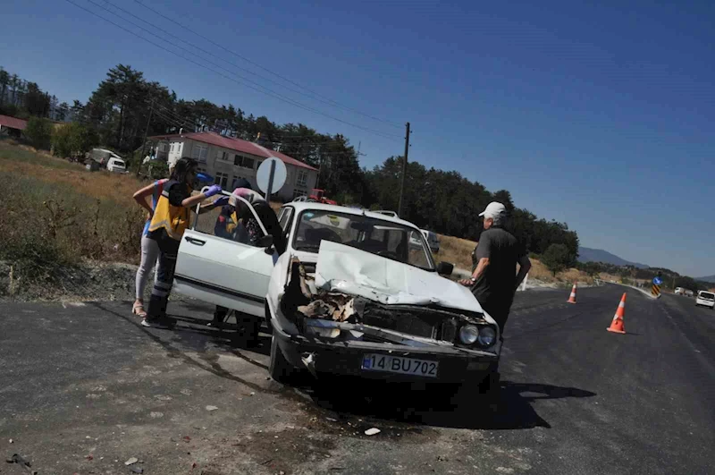 Otomobil süt taşıyan kamyonete çarptı: 1 yaralı
