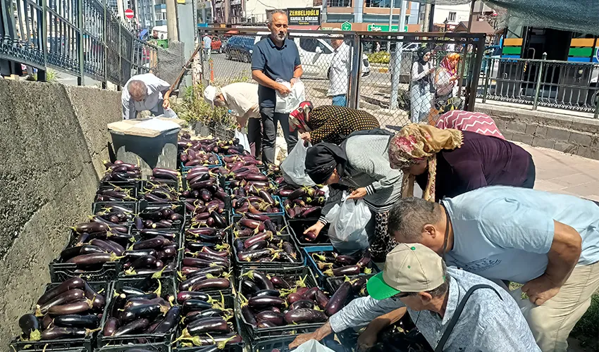 5 ton patlıcanı yüzlerce kişiye bedava dağıttı