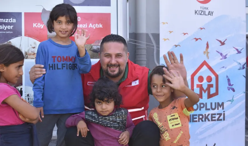 Kızılay mevsimlik işçilerinin çocuklarını eğlendirdi