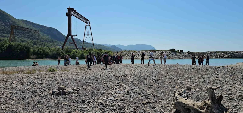 Yüzmek için dereye giren genç öldü
