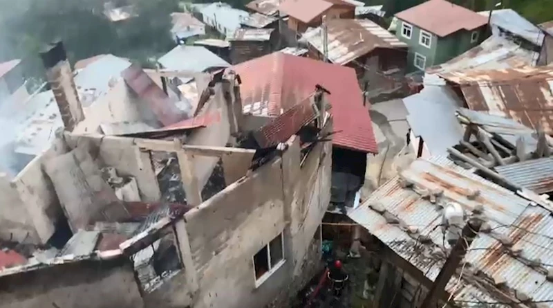 Yusufeli’nde yangın: 3 ev, 3 ahır ve samanlık küle döndü
