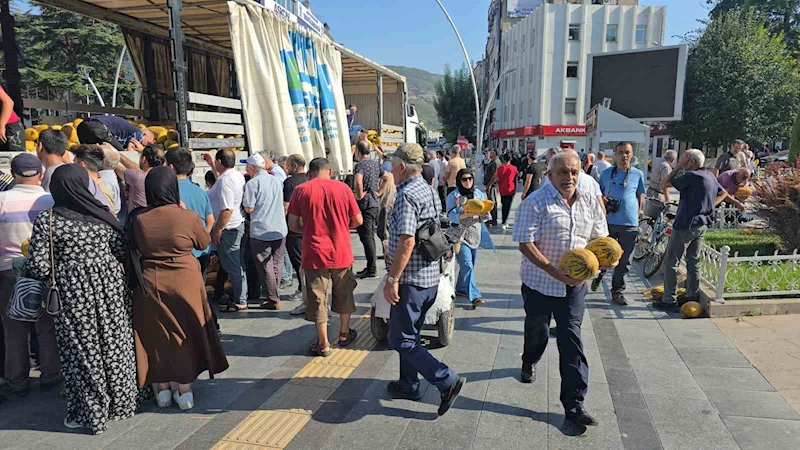 Geçen hafta 43 ton ücretsiz karpuz dağıtılan Tokat’ta bu sefer 25 ton kavun dağıtıldı
