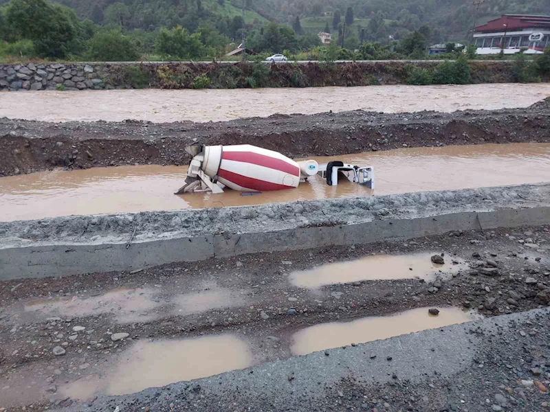 Arhavi’de taşan dere beton mikseri devirdi
