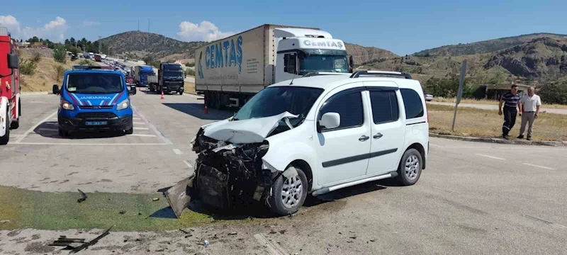 Amasya’da 2 kamyonet çarpıştı: 4 yaralı
