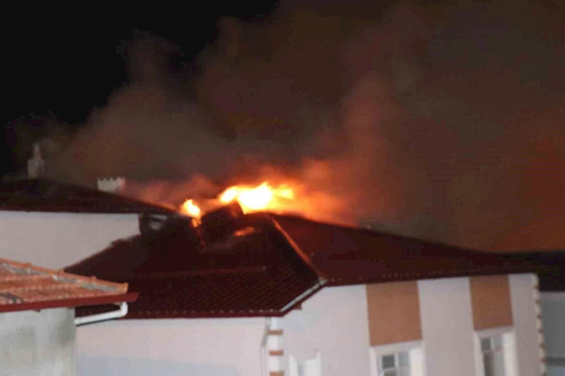 Çatı yangını büyümeden söndürüldü
