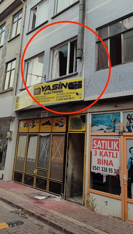 Kavga sırasında kırılan cam sokaktan geçen engelli gencin üzerine düştü
