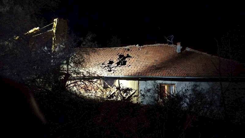 Samanlık ve saman balyaları alevlere teslim oldu.
