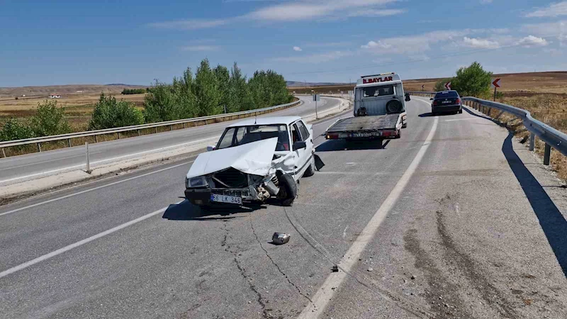 Kontrolden çıkan otomobil karşı şeride geçip bariyerlere çarptı: 2 yaralı
