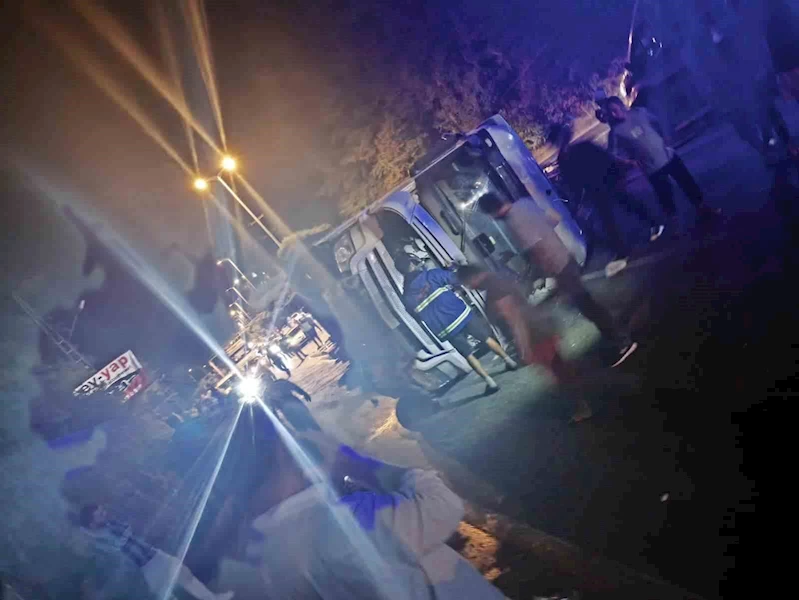 Karadeniz Ereğli’de odun yüklü kamyon devrildi:1 yaralı
