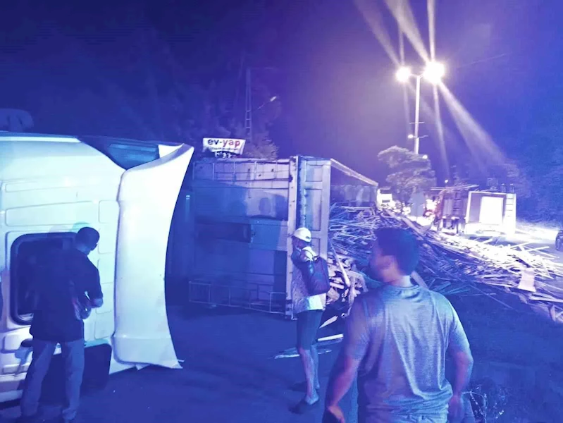 Karadeniz Ereğli’de odun yüklü kamyon devrildi:1 yaralı
