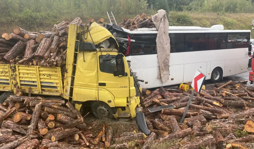 Otobüs ile kamyon kafa kafaya çarpıştı: 2 ölü, 23 yaralı