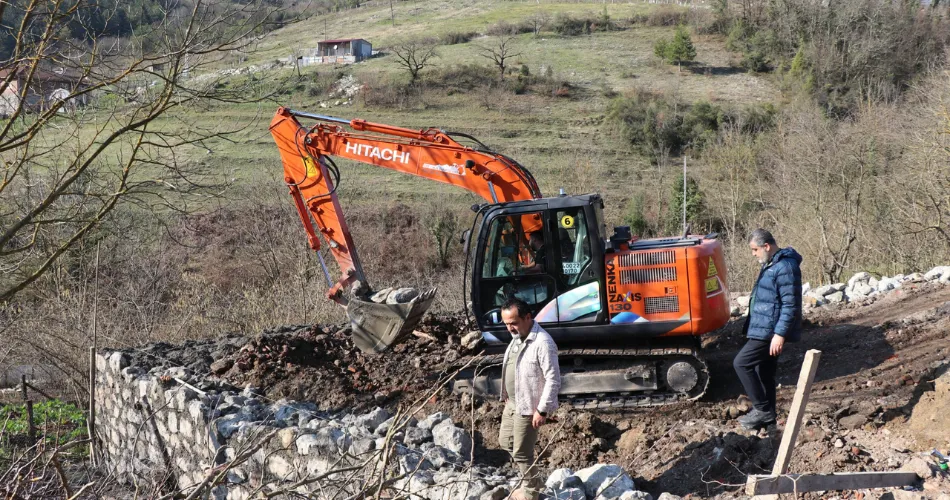 3 ay önce evi yanan aile yeni yuvasına kavuşmanın hayalini kuruyor