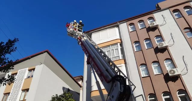 Bacada başlayan yangın çatıya sıçradı