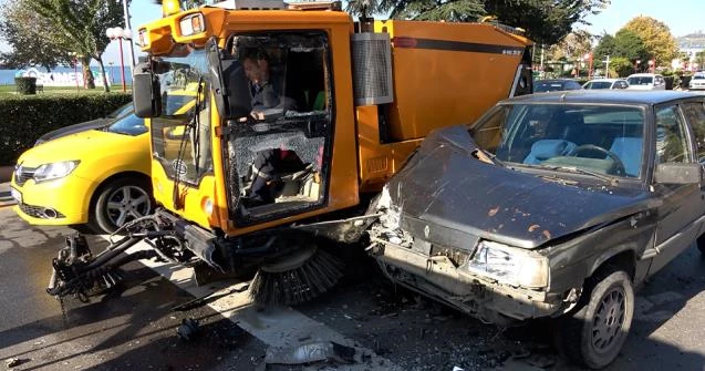 Kontrolü kaybetti, temizlik aracıyla çarpıştı