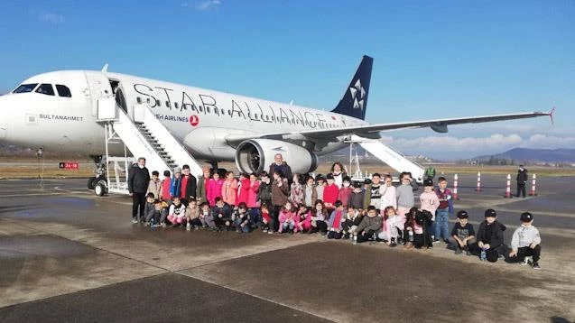 3 sınıf öğrencileri hava limanını gezdi