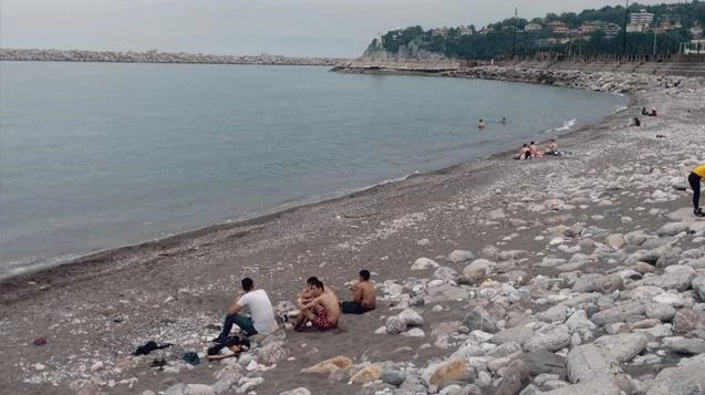 Vatandaşlar güzel havayı denize giderek değerlendirdi