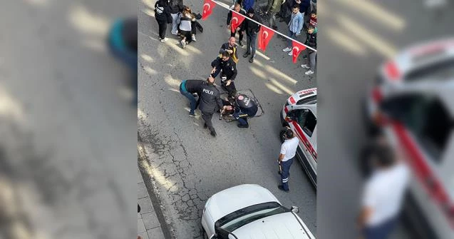 İki genç kız sokakta kavga etti