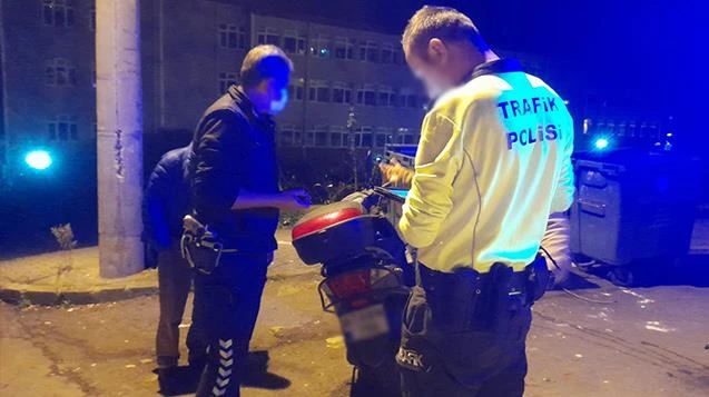 Alkollü motosiklet sürücüsü kamyonete çarptı