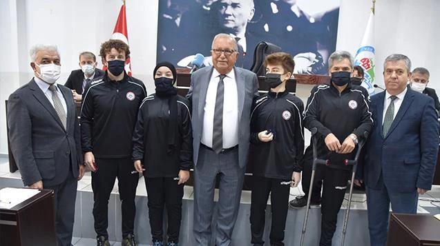 Başarılı sporcular mecliste ödüllendirildi