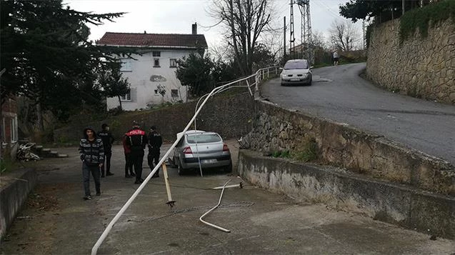 Arabayla bir evin bahçesine uçtu