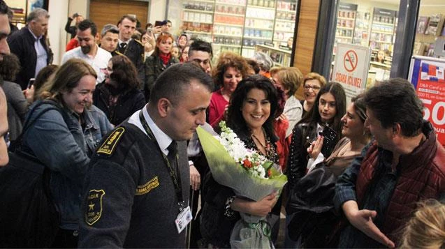 İclal Aydın sevenleriyle Özdemir AVM’de buluştu