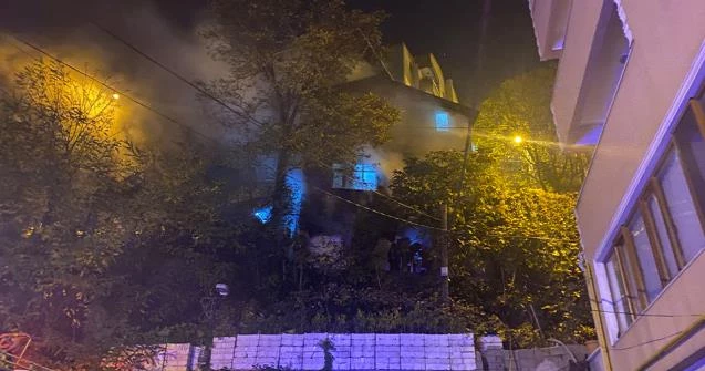 Üç katlı evde çıkan yangında 1 kişi hayatını kaybetti