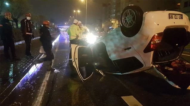 Yağışlı havanın etkisiyle kayganlaşan yolda takla attı