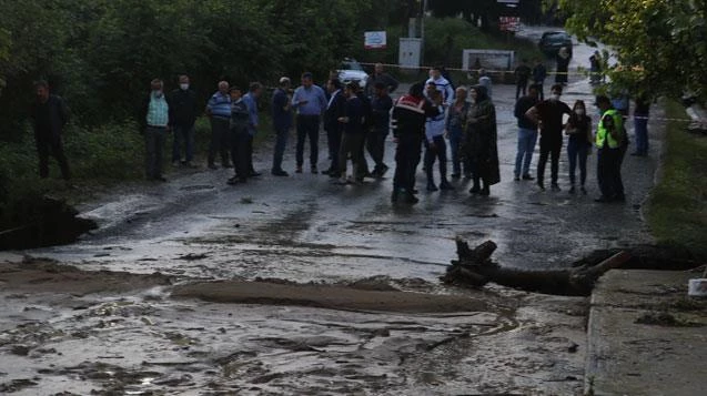 Aşırı yağış nedeniyle yol çöktü