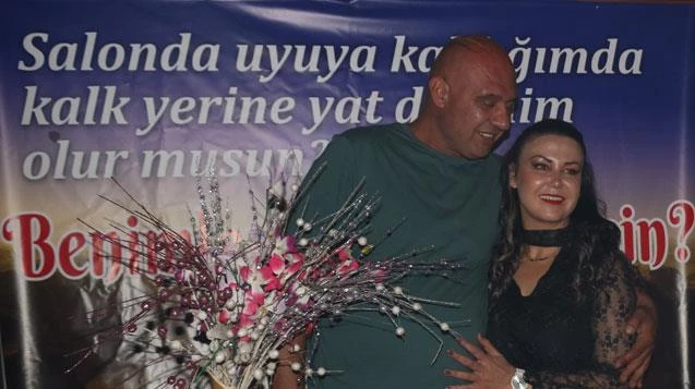 İlginç pankartla evlenme teklifinde bulundu