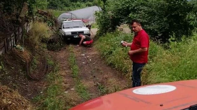 Çamura saplanan aracı itfaiye kurtardı