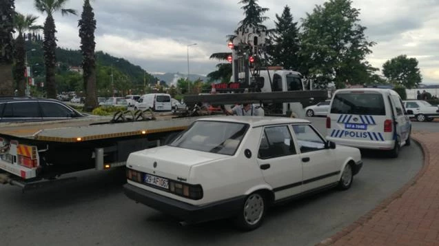 Arabası çekilen sürücüden sitem “Havludan araba bağladılar”