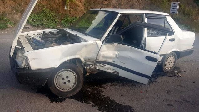 Otomobille kamyonet çarpıştı...