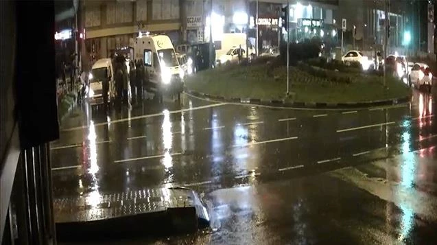 Minibüsün altına giren kuryenin kaza anı kameraya yansıdı