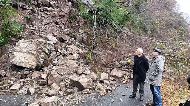 Yol ulaşıma kapandı