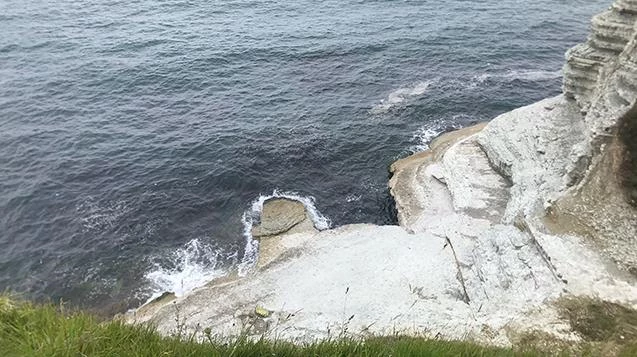 Genç kız falezlerden atladı